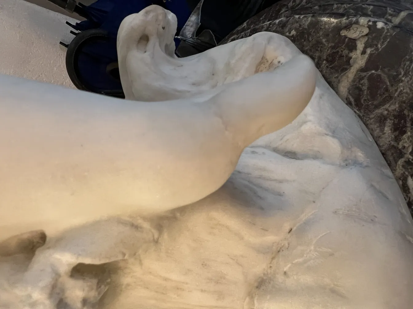 particolare della scultura antica di A. Piazza con forme morbide