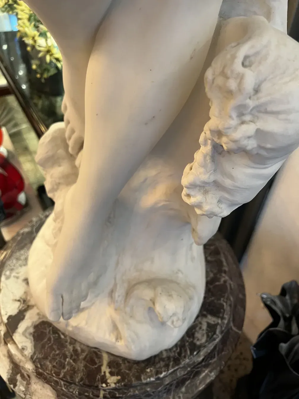 detalhe de escultura antiga com forma e textura de Antonio piazza