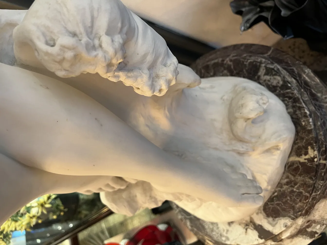 detalle de escultura antigua de A. Piazza con suave acabado