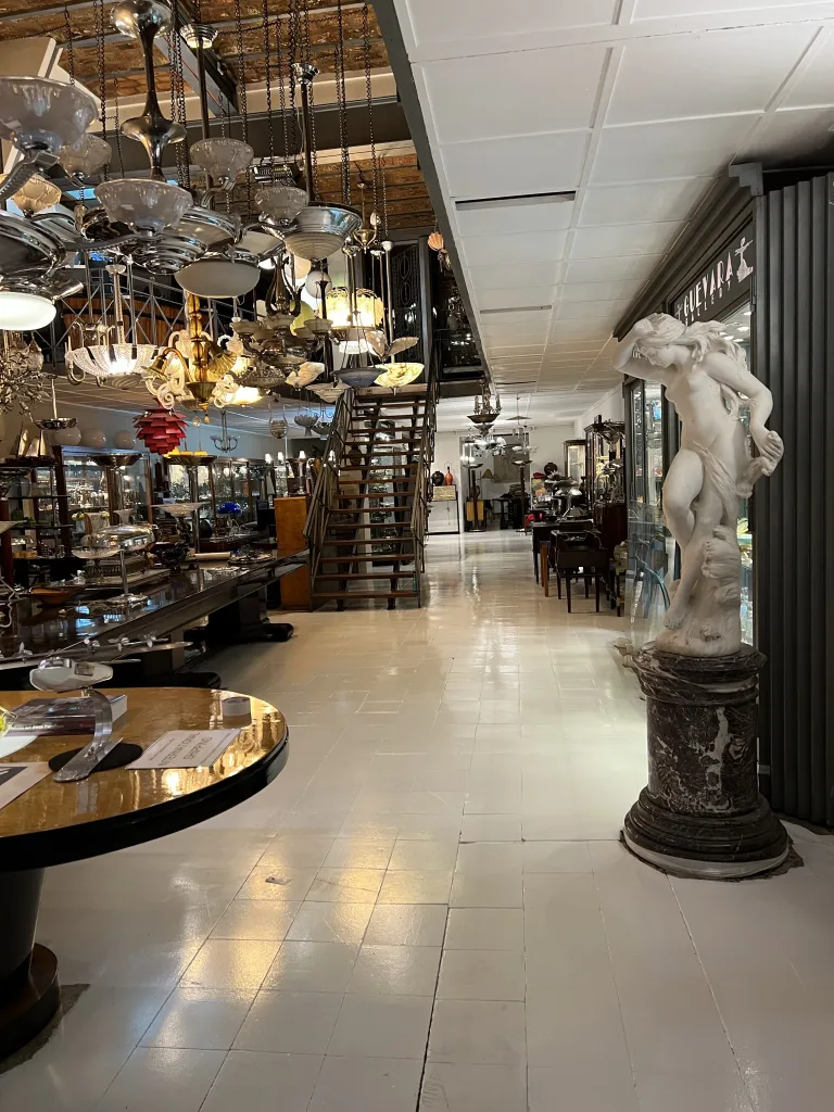 escultura antigua a. piazza, con figura de mujer, en tienda