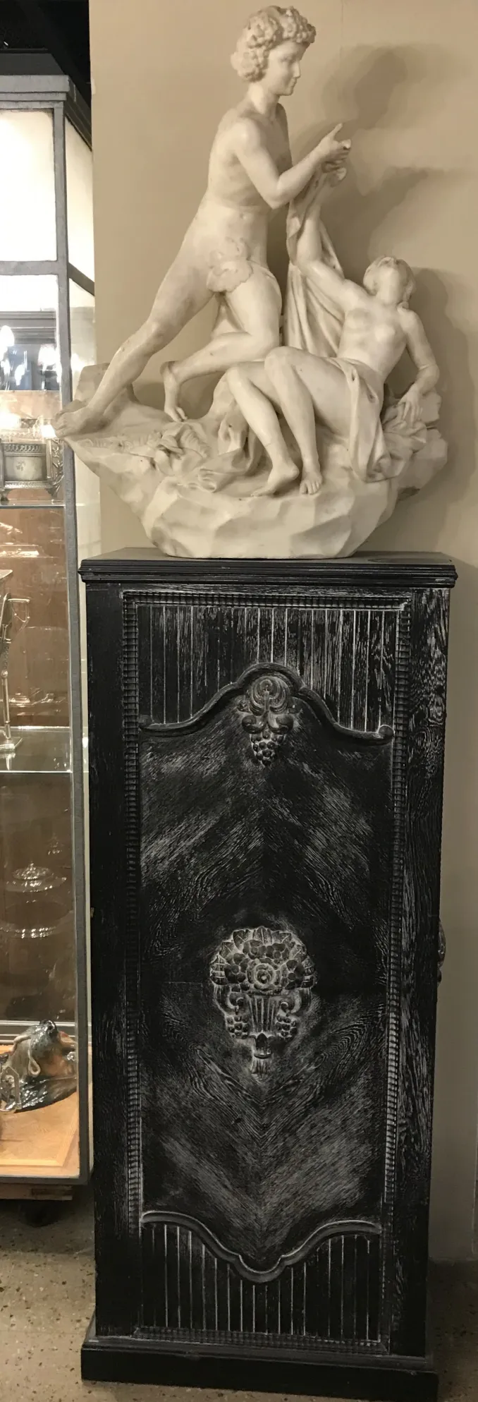 coluna antiga com detalhes decorativos e fundo elegante