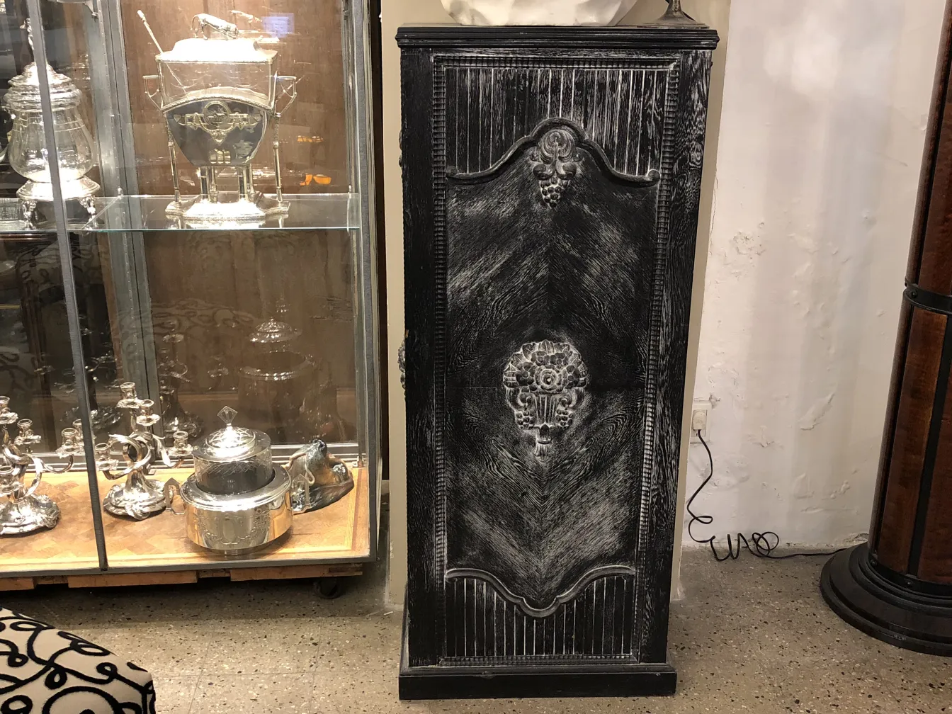 Antike Säule mit eleganter dekorativer Ausführung und Details.