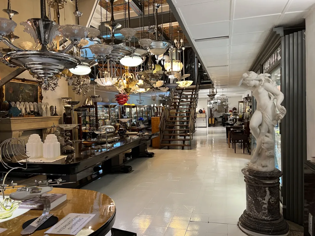 sculpture ancienne en marbre dans une galerie élégante