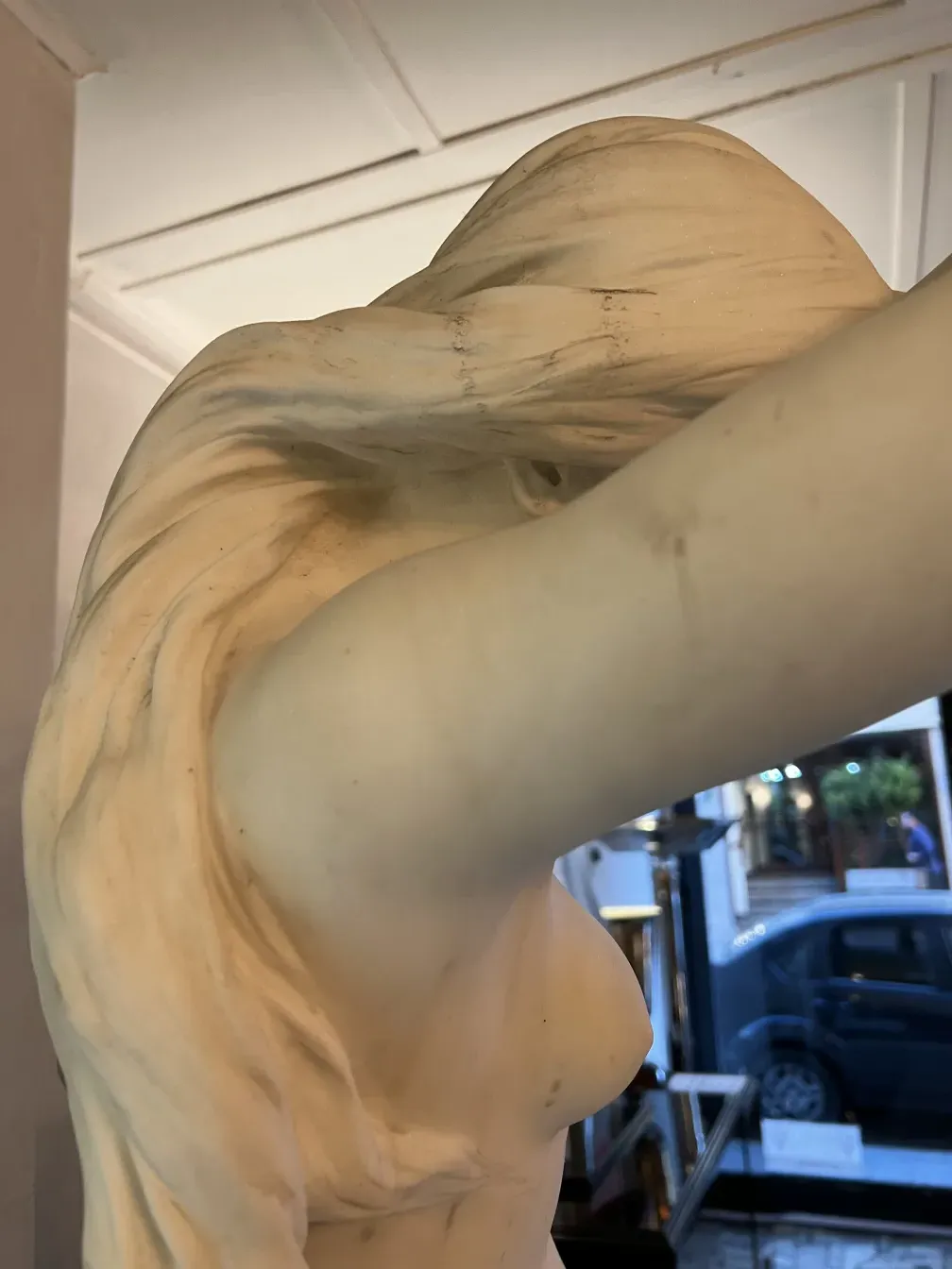 Detalles de una escultura antigua con cabello distintivo