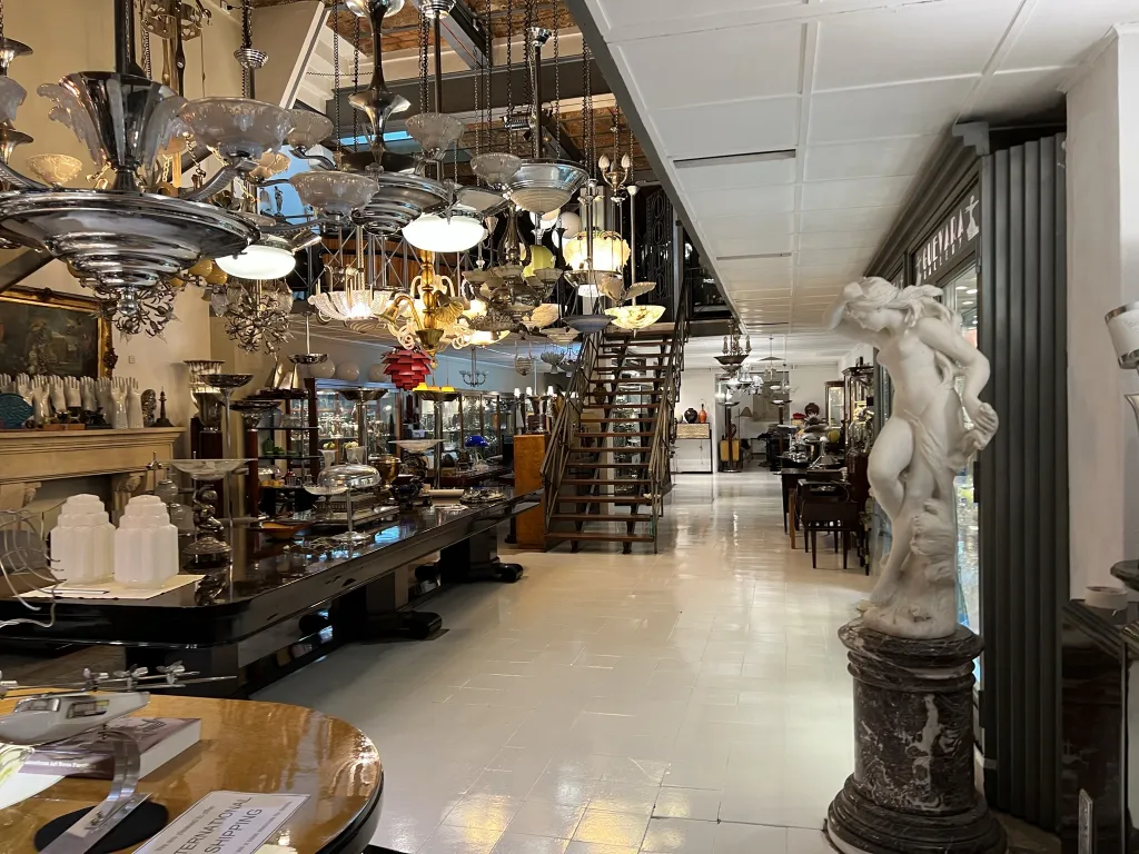 scultura bianca antica in una luminosa sala d'antiquariato