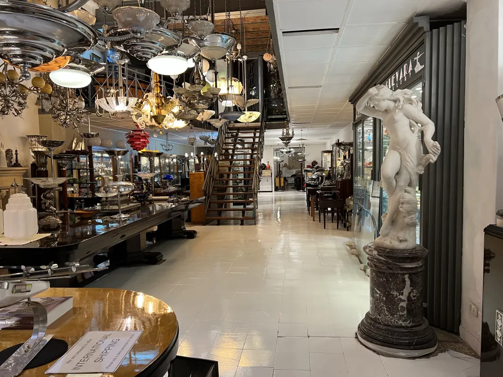 escultura antiga em um ambiente de antiguidades decorativas.