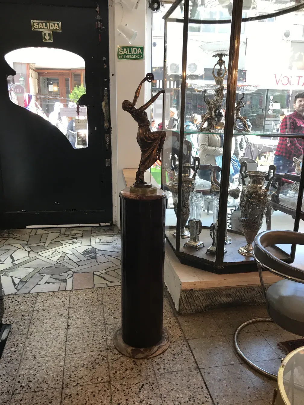 columna antigua decorativa con esculturas en la parte superior