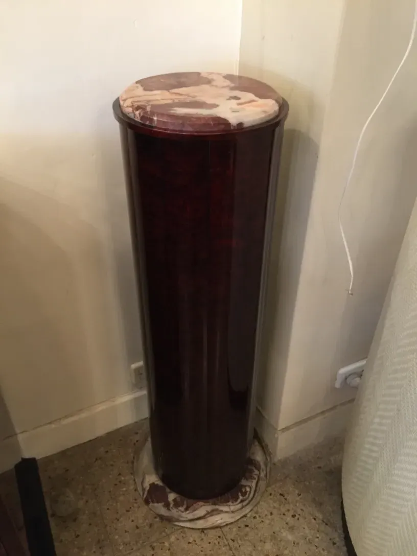 columna antigua con parte superior decorativa y base distintiva