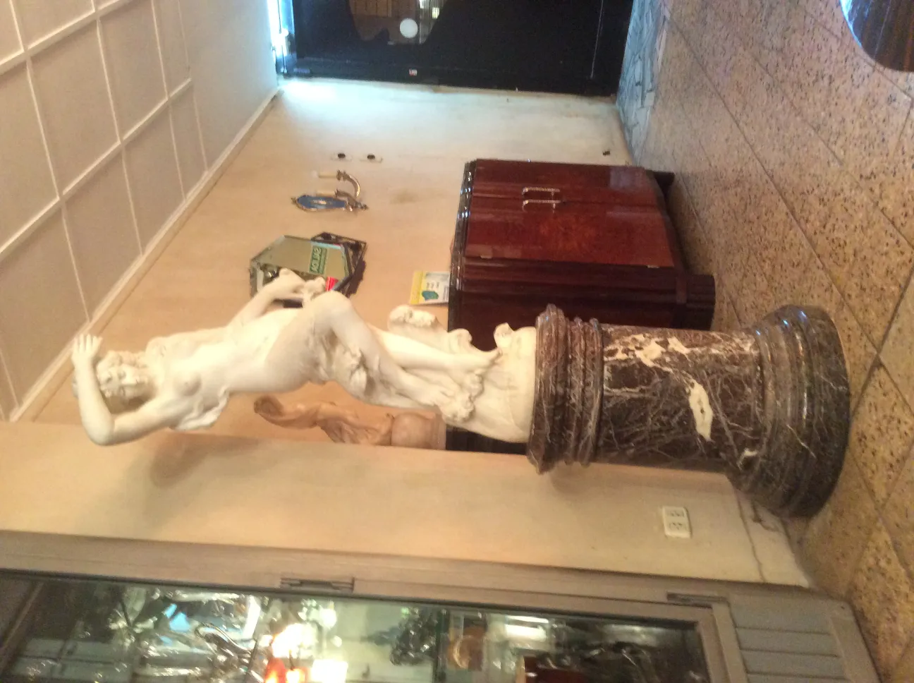 escultura clásica en pie con base decorativa, antigüedad a. piazza