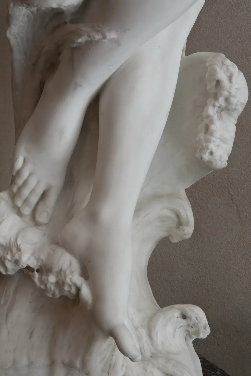 detalle de escultura antigua de A. Piazza mostrando pies