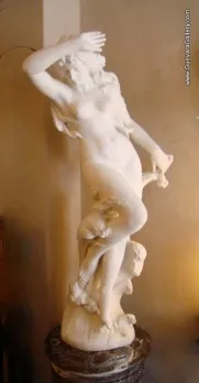 詳細を持つ女性の古代彫刻