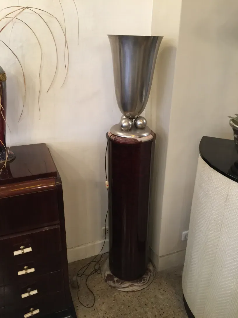 colonna antica di forma elegante in ambiente moderno