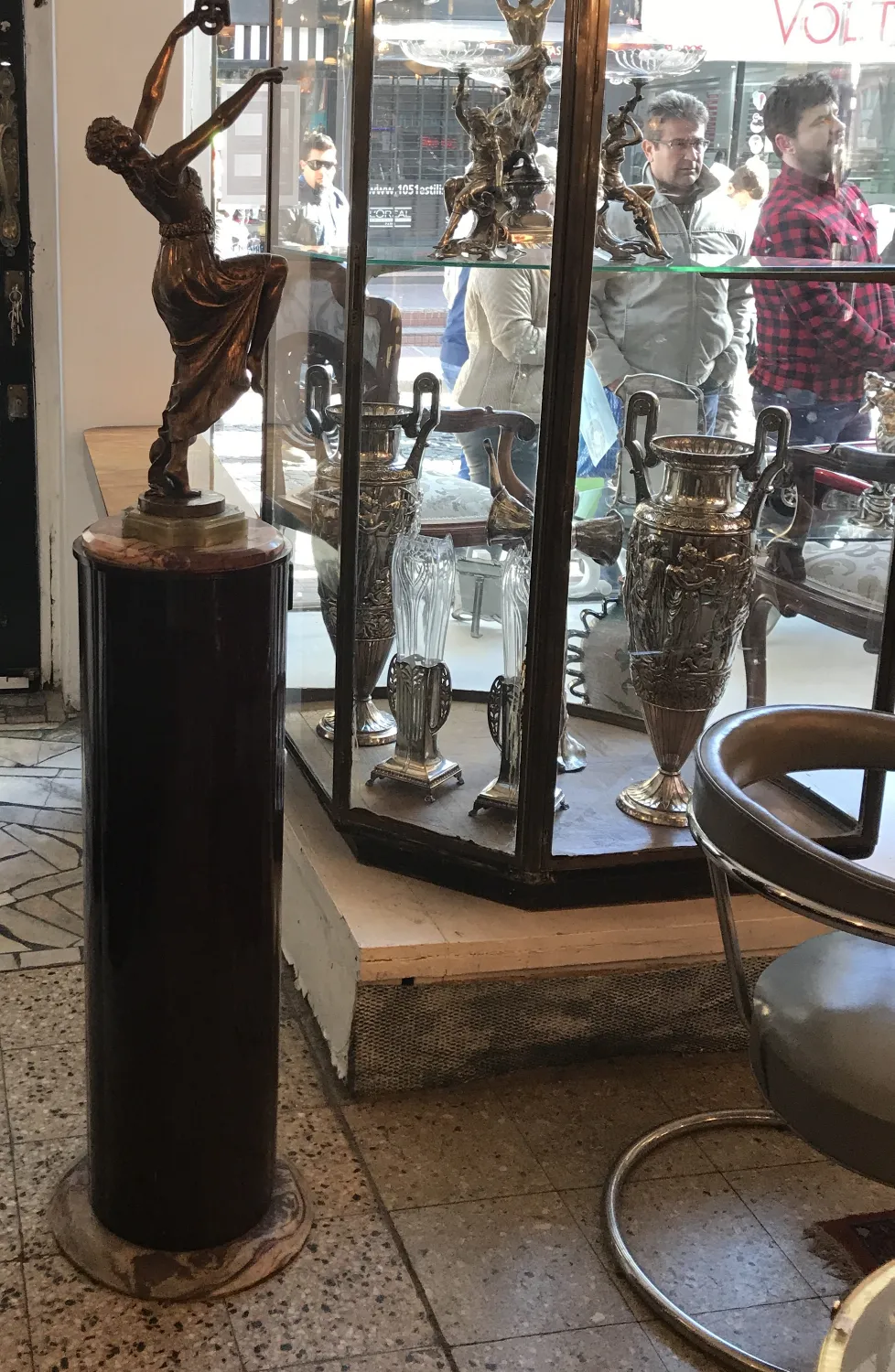 Antique decorative column in an environment with glass cases