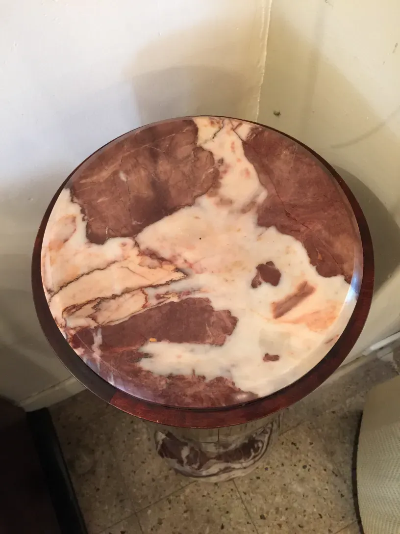 عرض علوي لعمود أنتيك أنيق بتفاصيل بنية وبيضاء