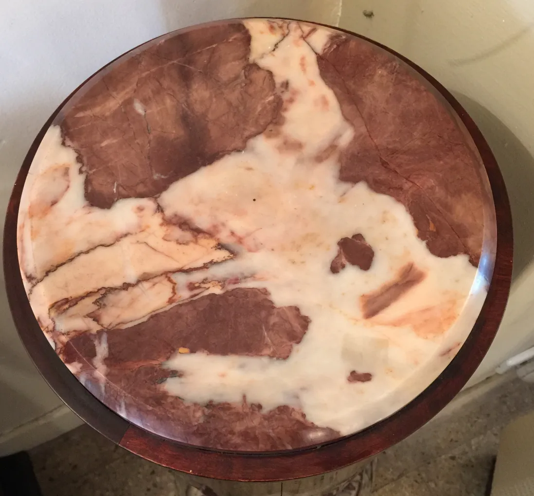 古典的な柱の上部からの見え方、茶色とベージュの装飾的な表面。