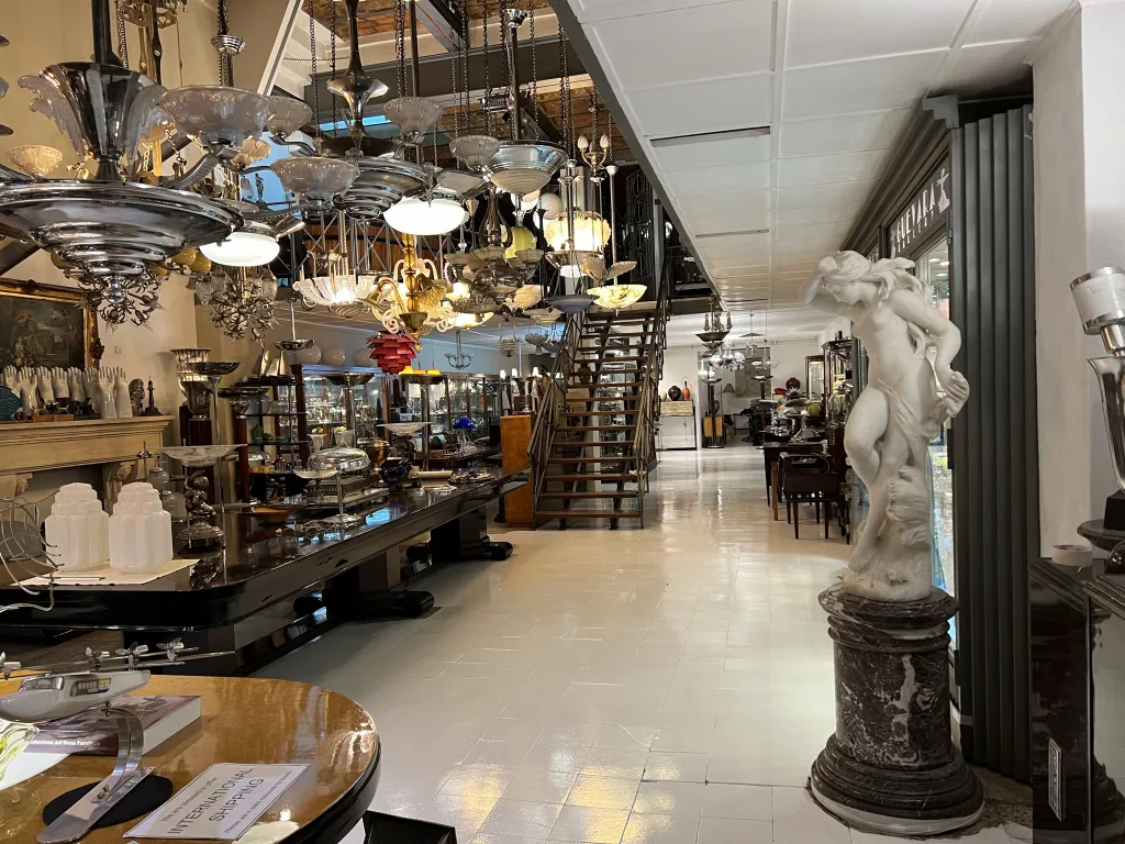 escultura antigua con figuras en un ambiente de antigüedades