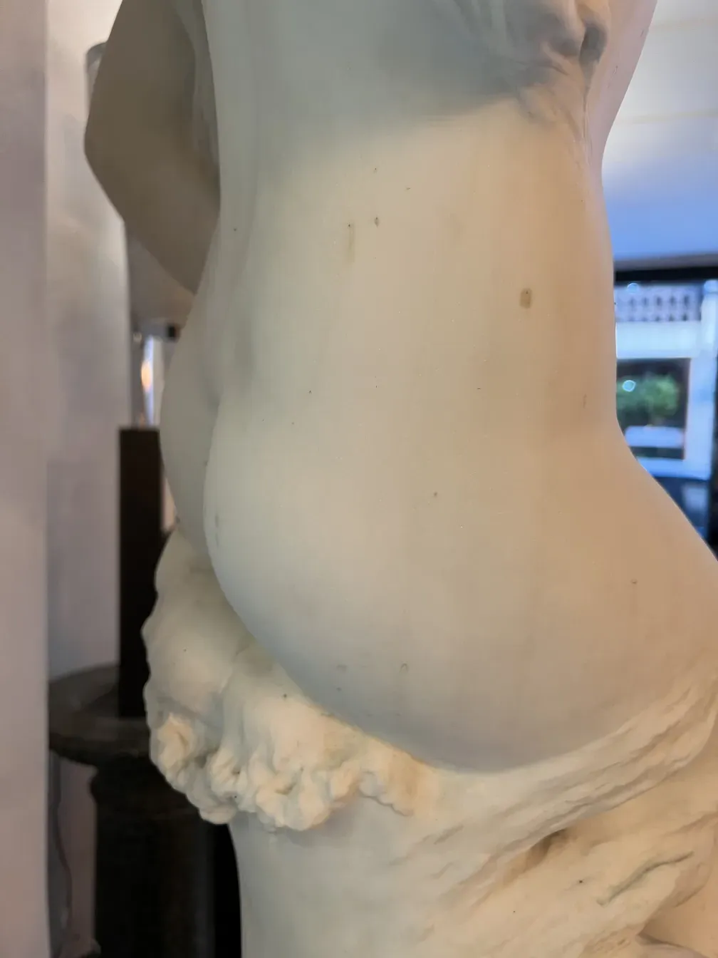 escultura antigua de antonio piazza con detalles curvados