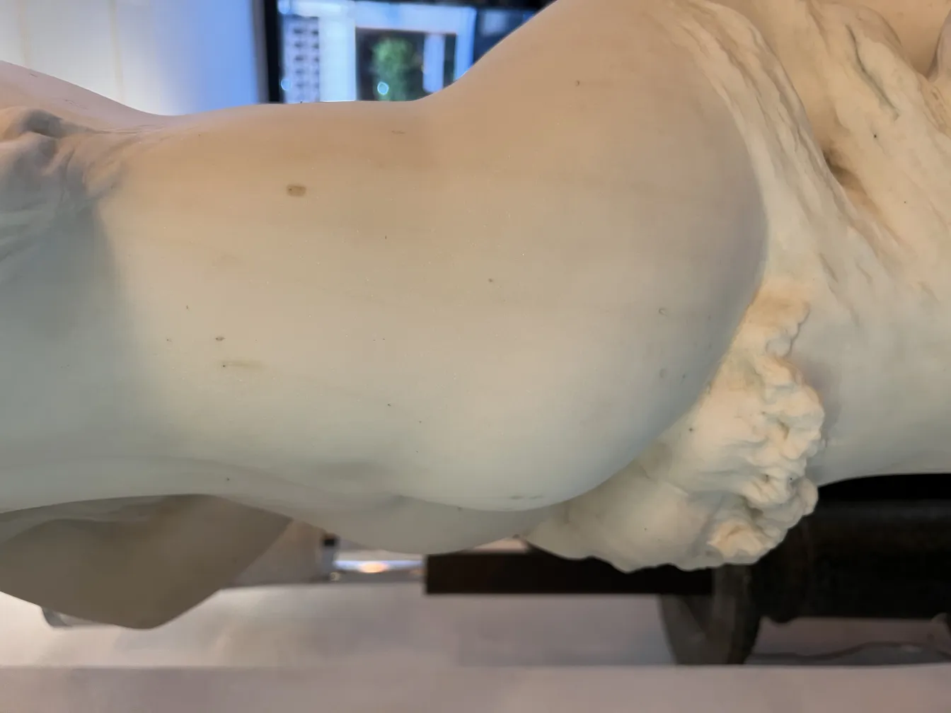 仕上げが施された古代彫刻の背景