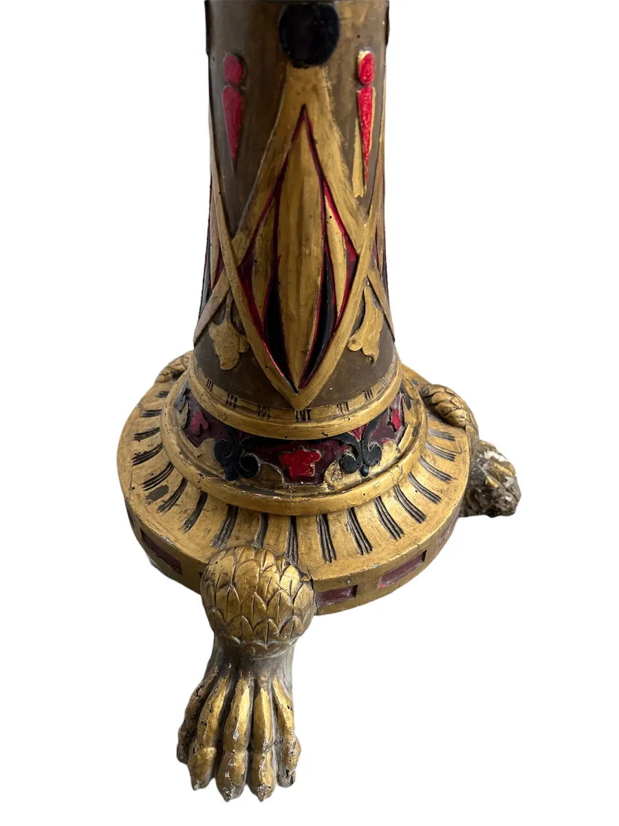 Antike goldene Skulptur mit dekorativen Details an der Basis