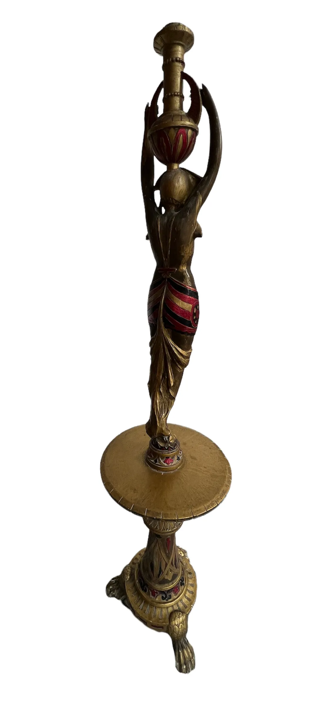 escultura antiga de figura feminina segurando um recipiente dourado