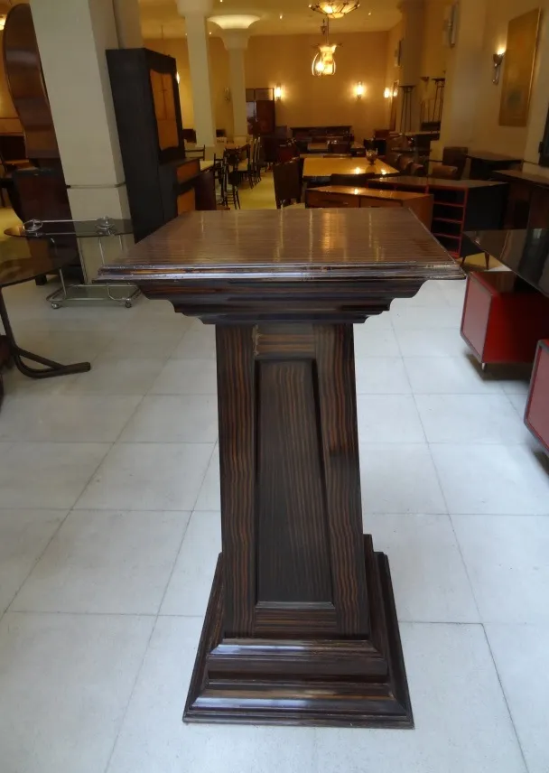 colonna decorativa antica in un ambiente elegante