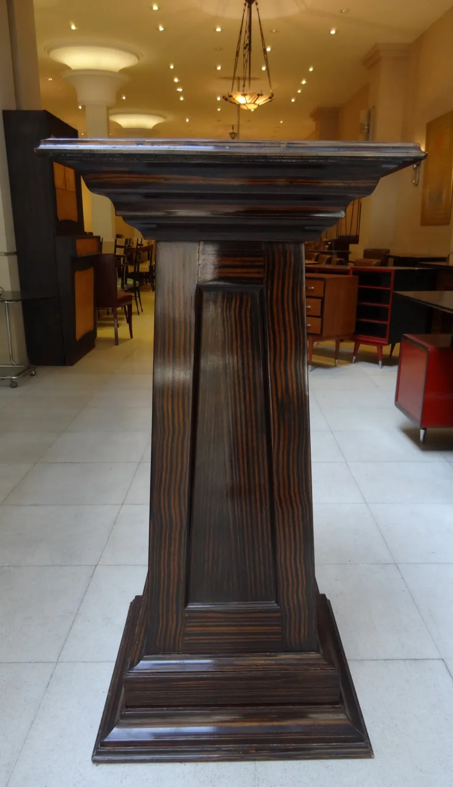 Columna antigua de forma elegante en un ambiente decorativo