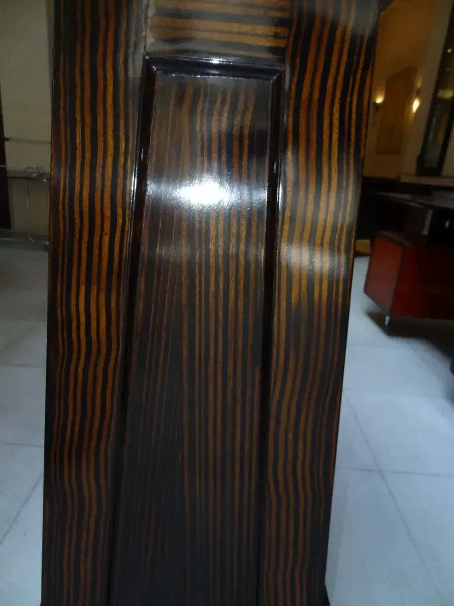 coluna antiga com um acabamento distinto e linhas