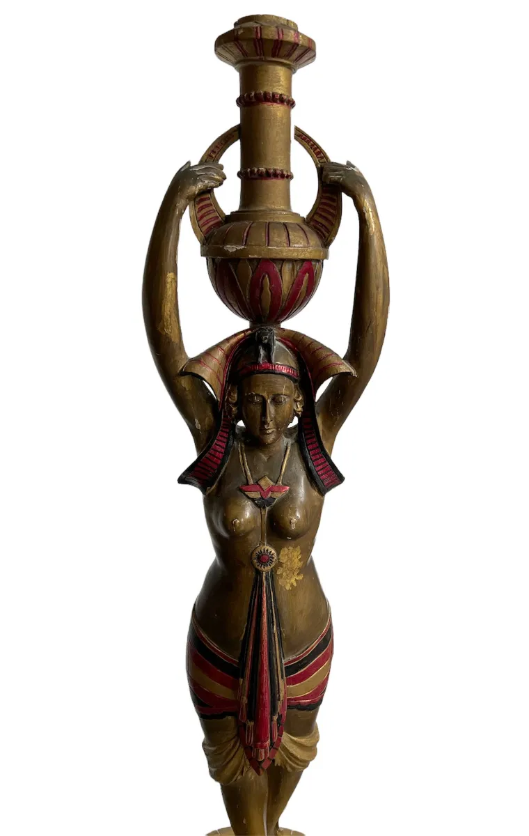 sculpture ancienne de figure humaine décorative avec des détails colorés