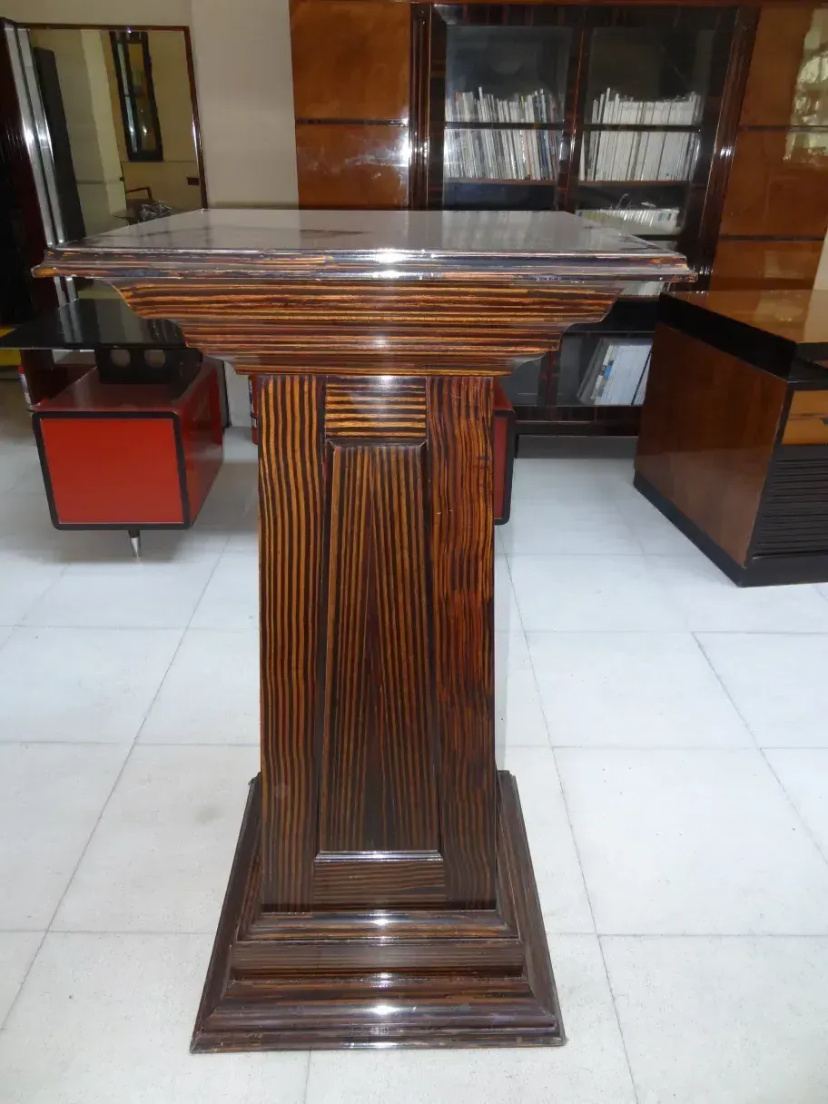 Colonne en bois antique avec un design raffiné dans un cadre moderne.