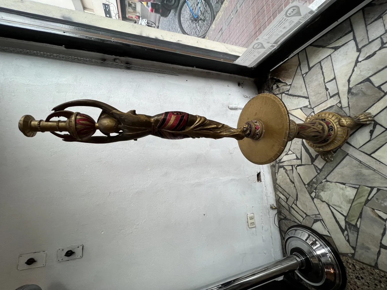 sculpture debout avec des détails dorés et décoratifs