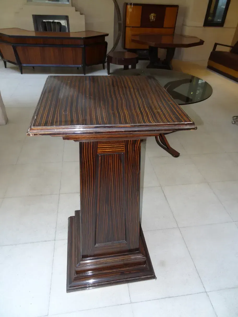 Antike Säule mit klassischem Design und Holzelementen in einer eleganten Umgebung.