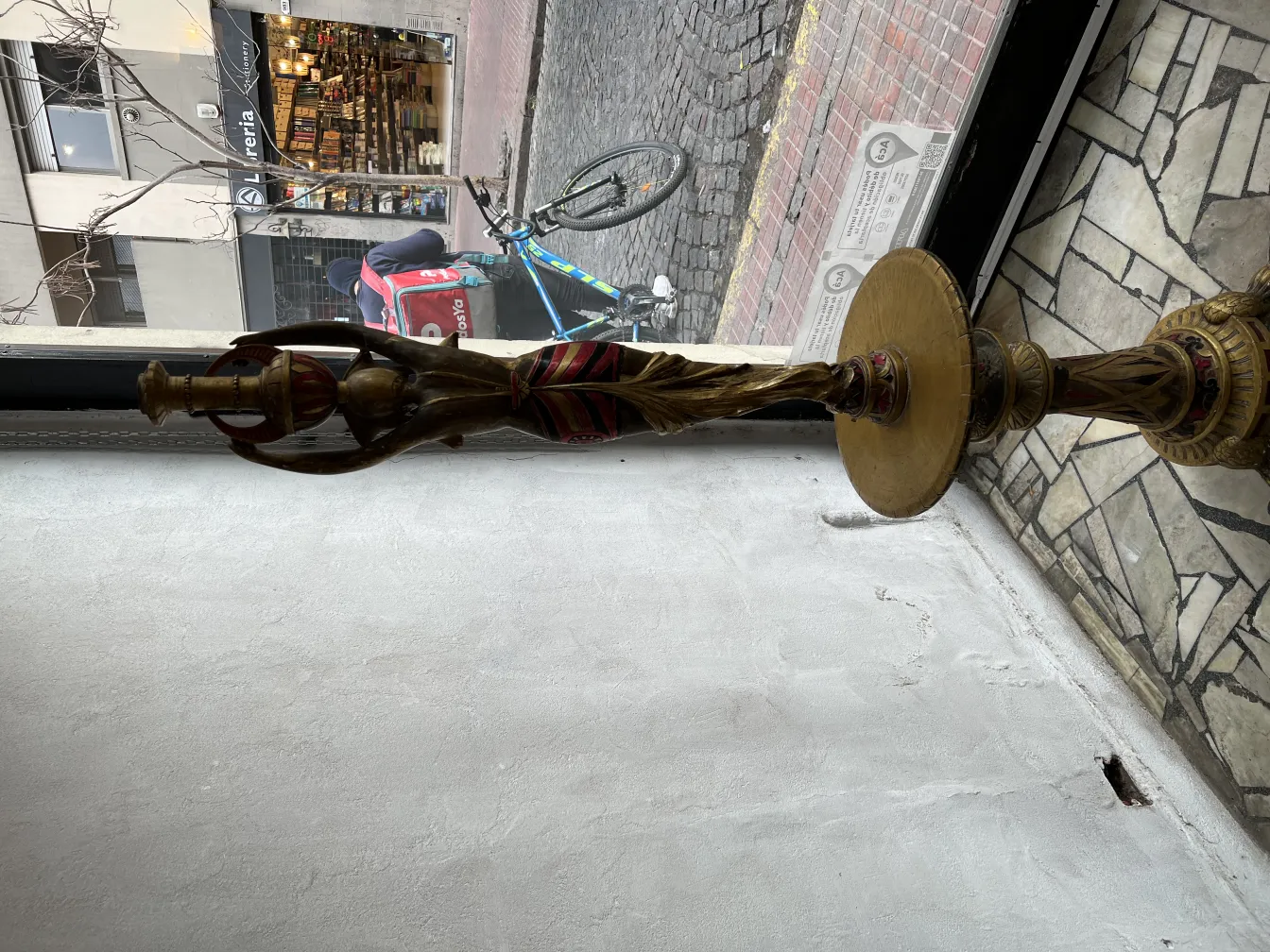 古代の装飾的な人間の彫刻が現代の環境にある