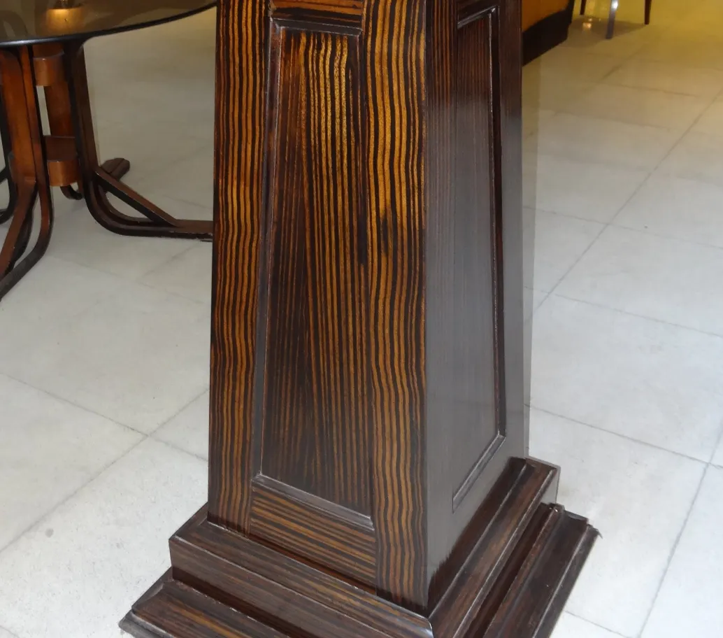 columna antigua con diseño decorativo y forma estructural