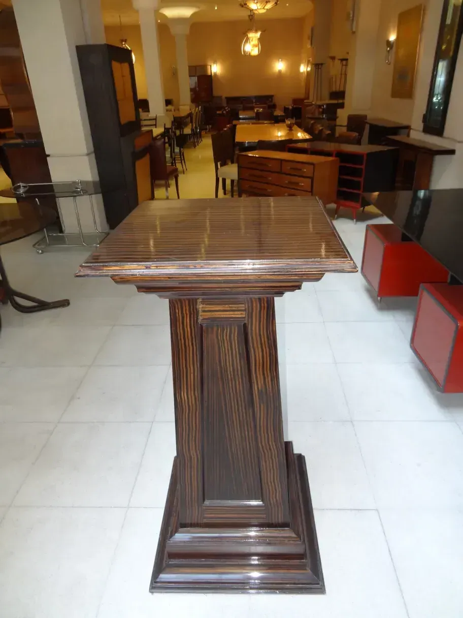 Antike Säule in einem klassischen Umfeld mit Holzmöbeln.