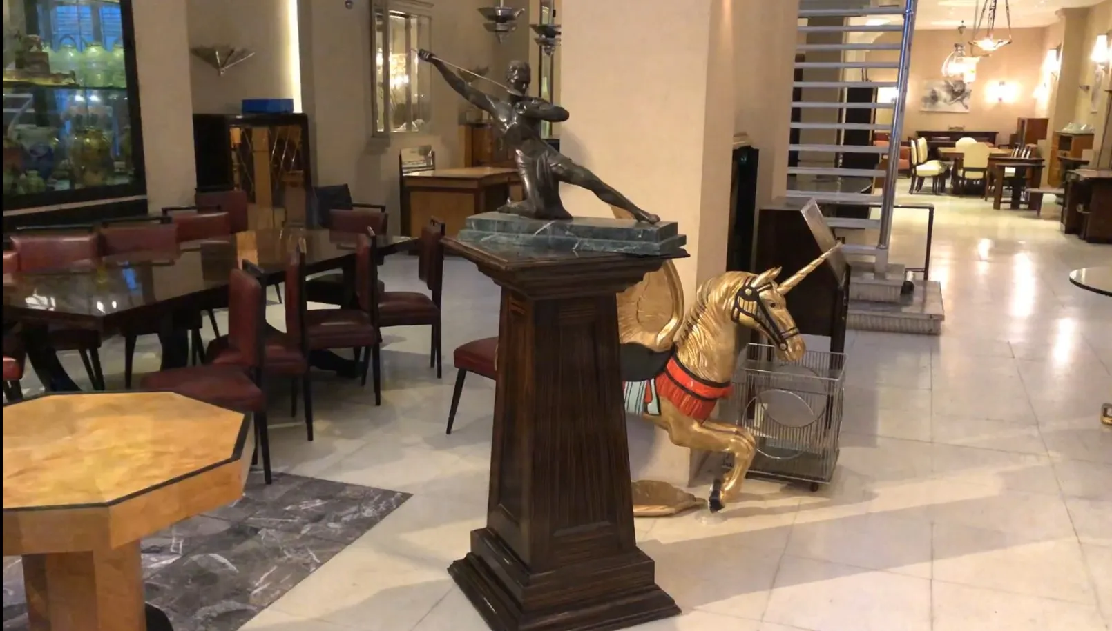 colonna antica con dettaglio in alto e statua