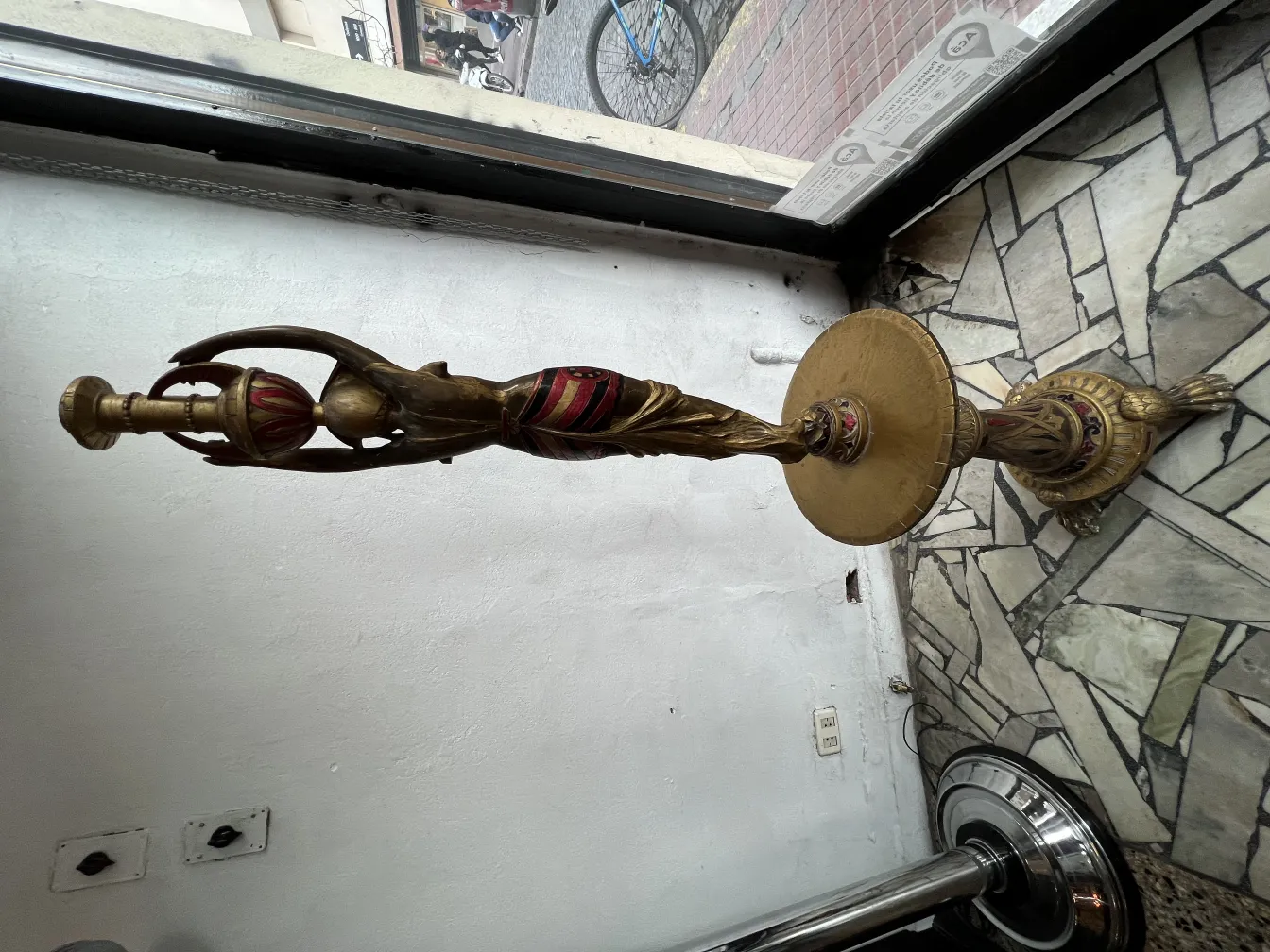 古典青铜雕塑，带有红色细节，优雅而独特。