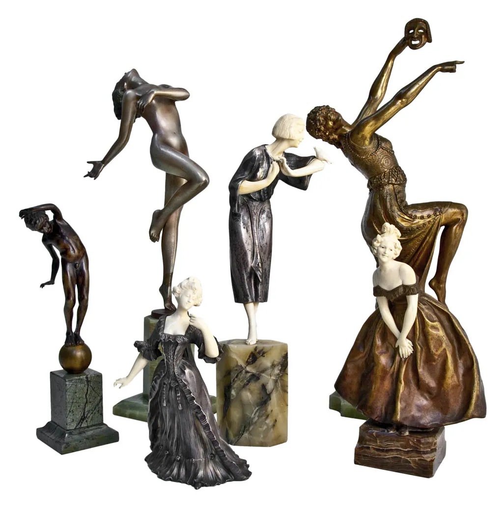 Colección de esculturas antiguas con figuras en diferentes poses