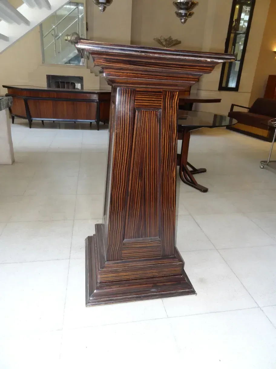 Coluna antiga com detalhes elegantes em um ambiente moderno.