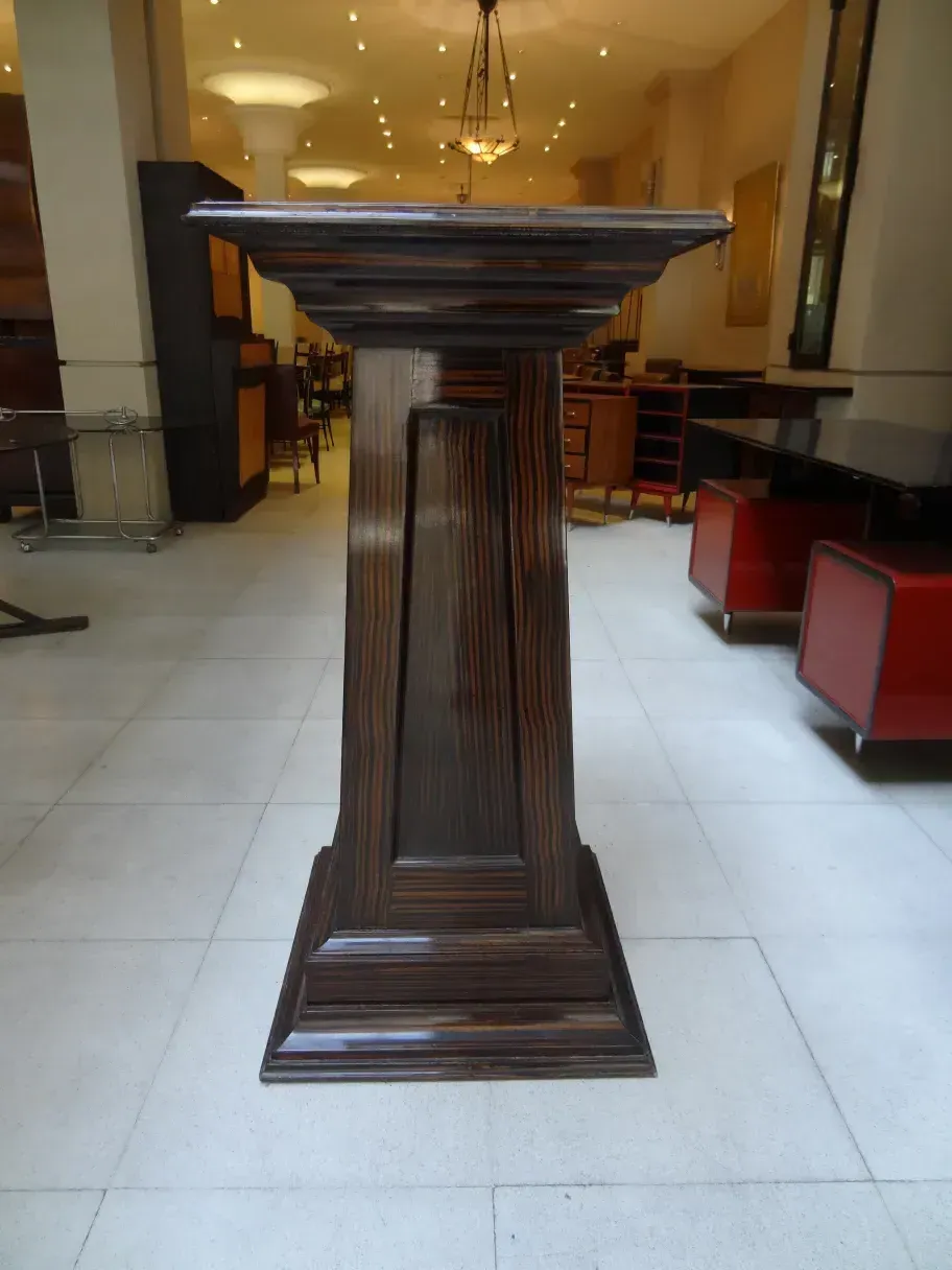 image d'une ancienne colonne décorative dans un cadre moderne