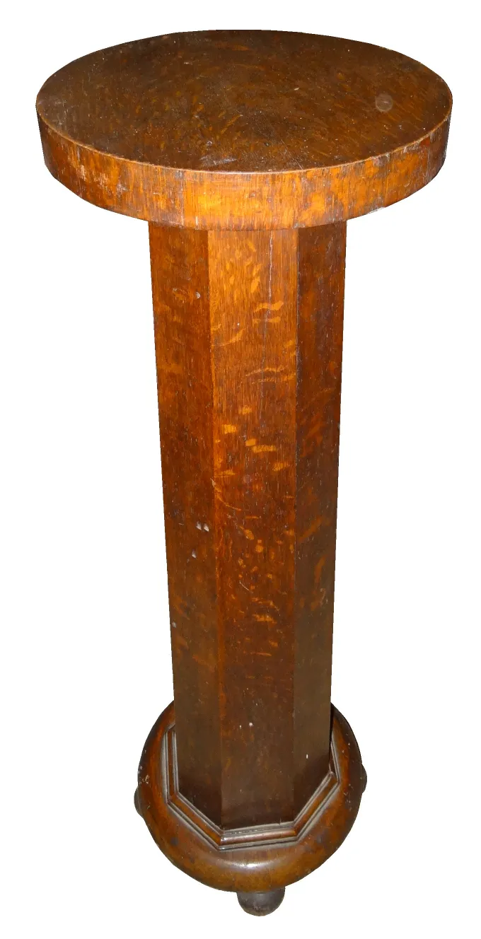 Colonna classica con base rotonda, antichità, legno scuro.