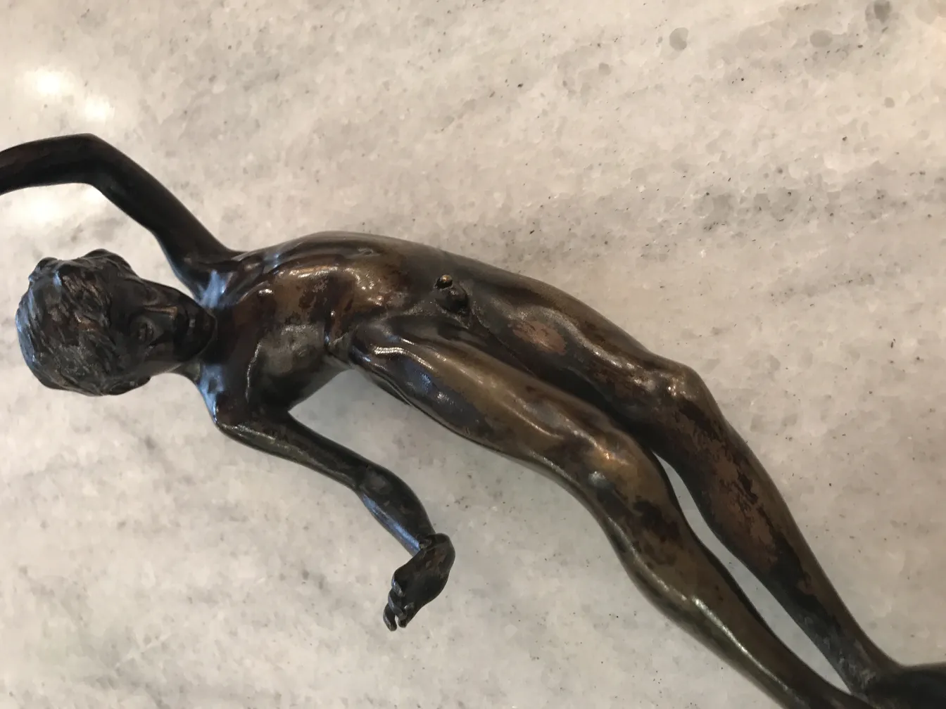 scultura antica di figura umana in posa naturale