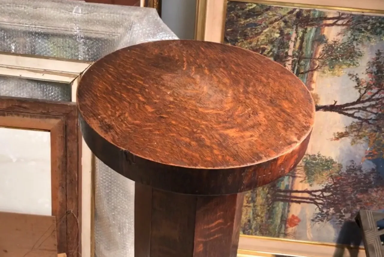 antike Säule mit dunklem Holzfinish, umgeben von Rahmen