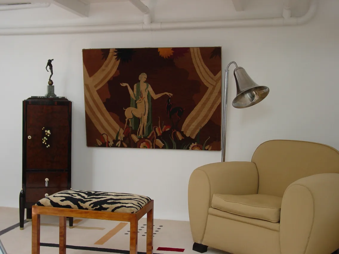 escultura antigua en habitación con muebles