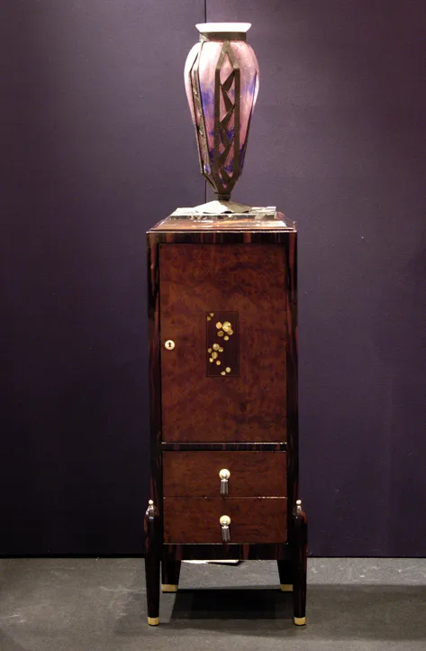 Scultura decorativa antica con dettagli eleganti.