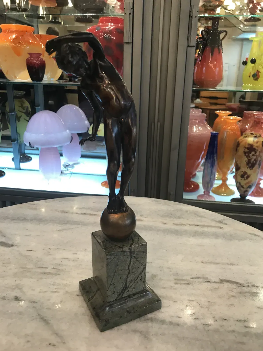 escultura antiga com figura masculina em uma base elegante