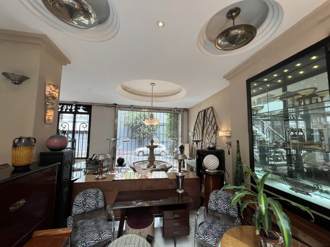 Dekorativer alter Säule im Antiquitätengeschäft.