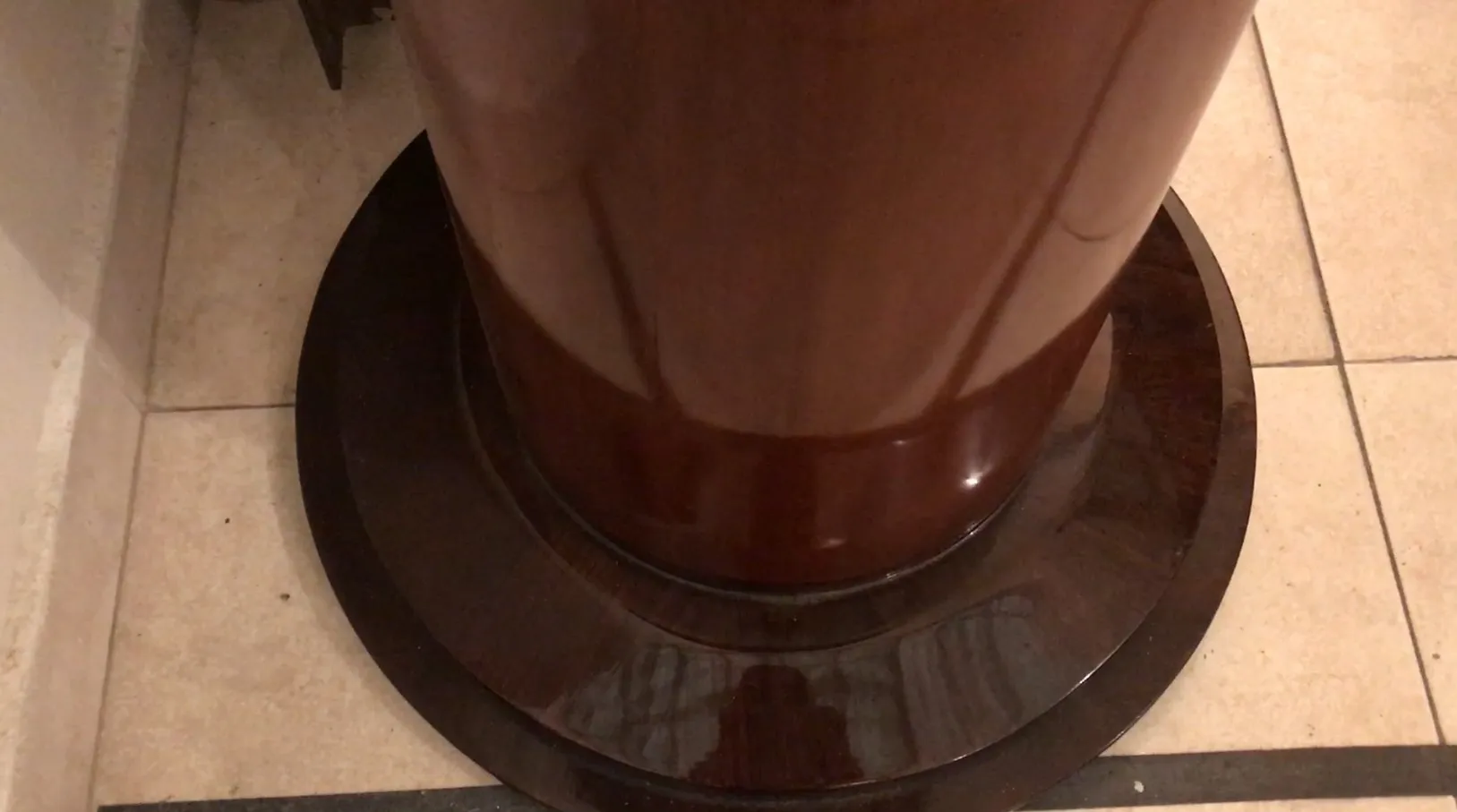 Columna antigua de arte elegante con base circular, decorativa.