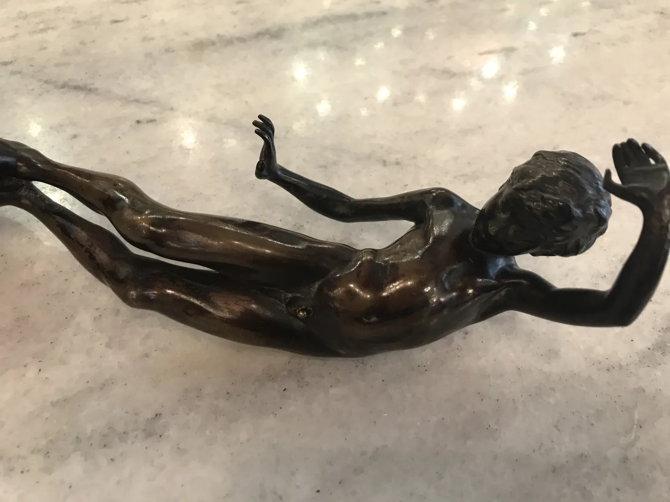 antike Skulptur einer menschlichen Figur aus Bronze mit attraktiven Details