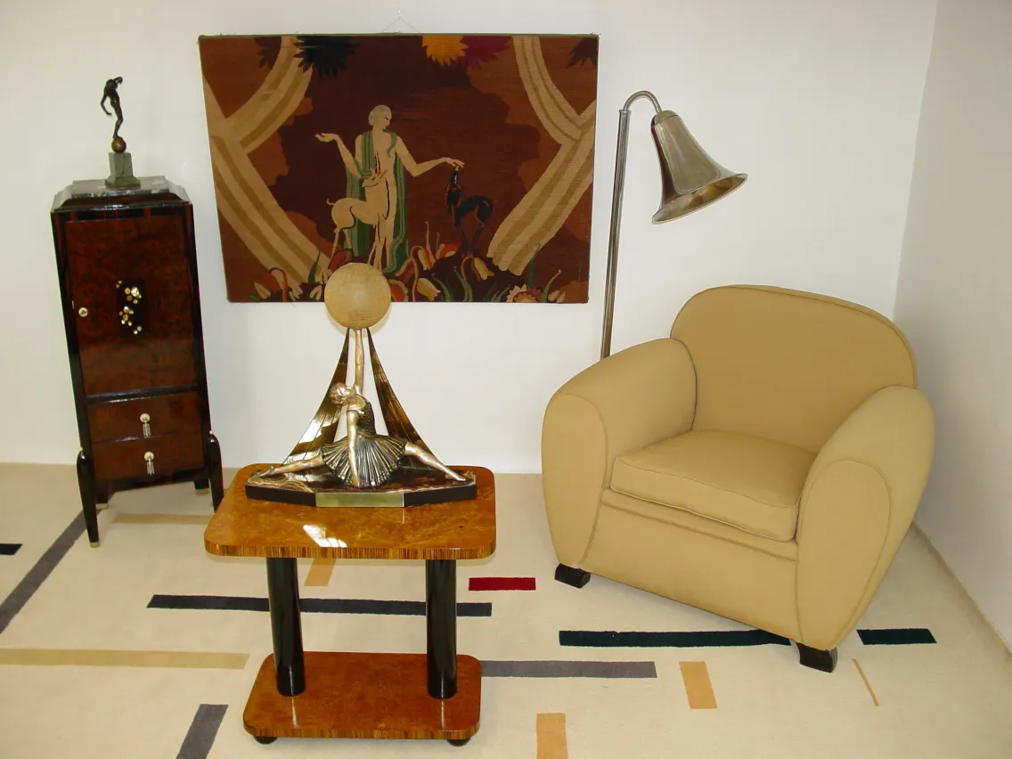 Antike Skulptur auf dem Couchtisch mit tanzender Figur und goldenen Akzenten.