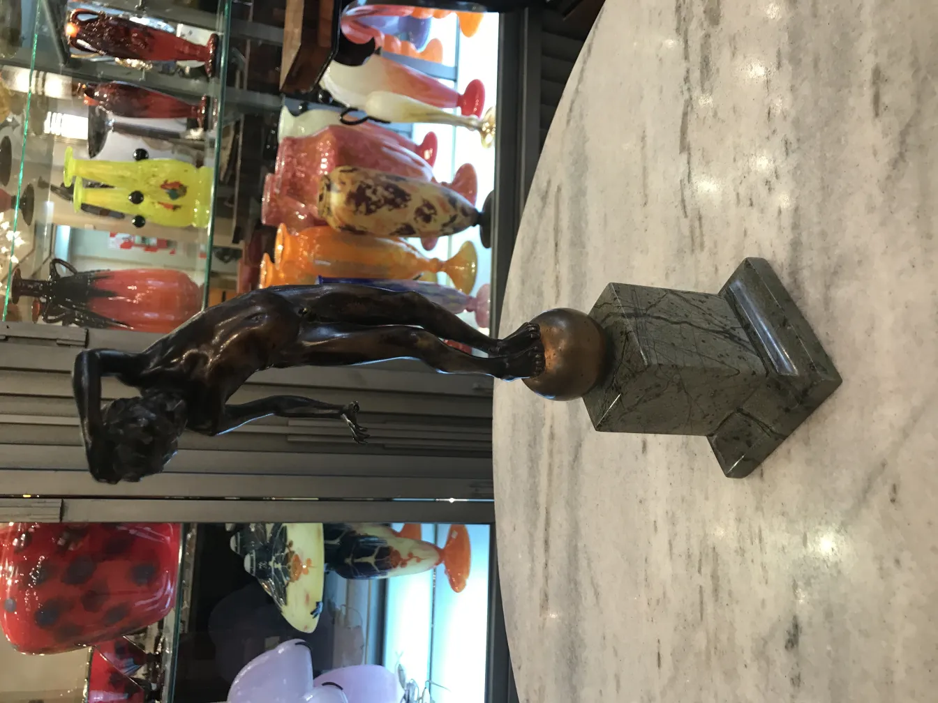 古老的雕塑，表现一个男人的艺术姿势在基础上。